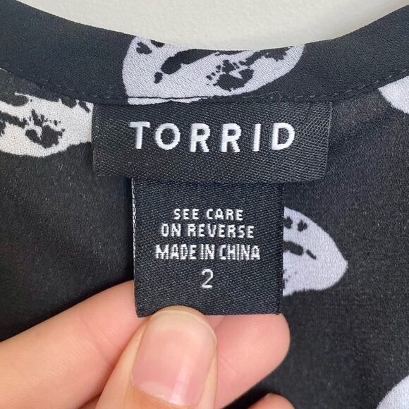Torrid Lips Print Georgette Hi-Lo Tank Top Black White Size 2 (2X) - Picture 5 of 9